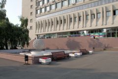 Казань. У нового корпуса университета